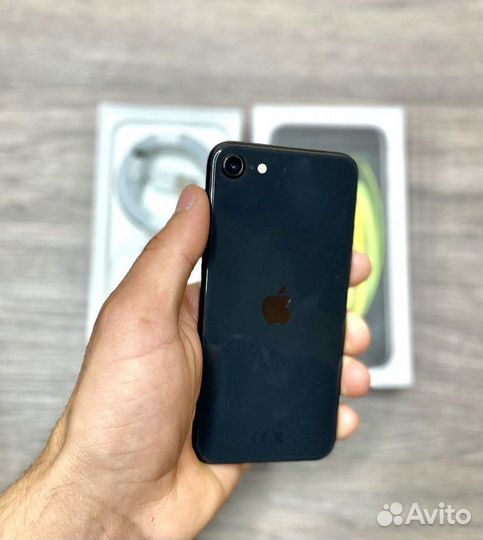 Телефон iPhone се 2020