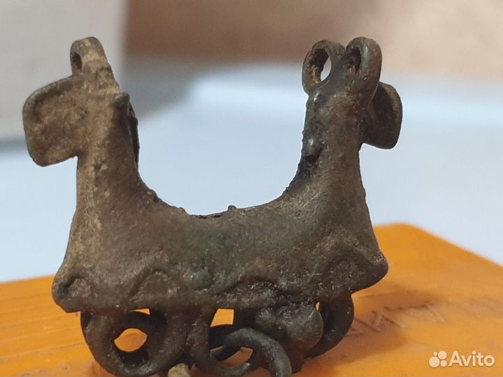 Зооморфная двухголовая курочка Финно-угоры