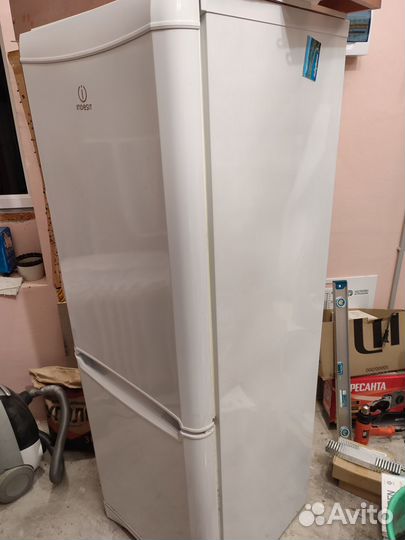 Холодильник Indesit (требует ремонта)