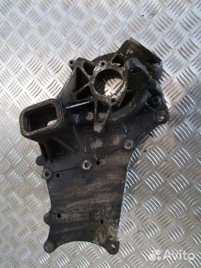 Корпус помпы renault 7422195476