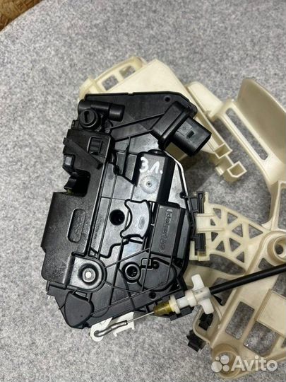 Замок боковой двери задний левый Volkswagen Tiguan