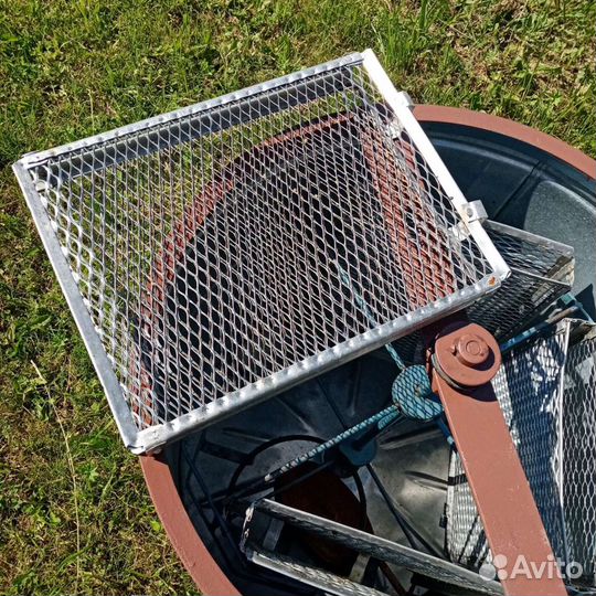 Медогонка 4 рамочная, в хорошем состоянии