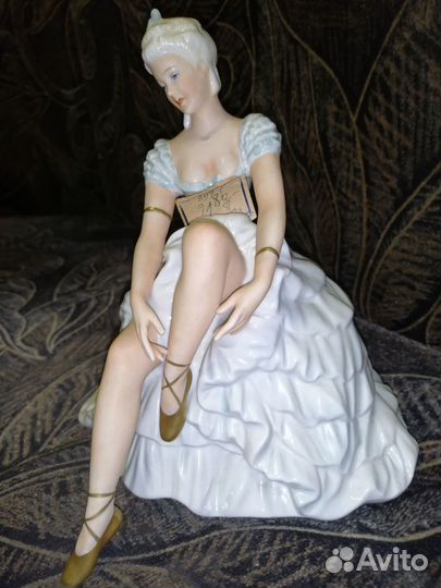 Фарфоровая статуэтка