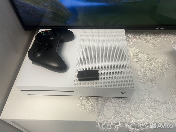Xbox One s + Геймпад и аккумулятор