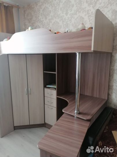 Детская кровать чердак со столом и шкафом