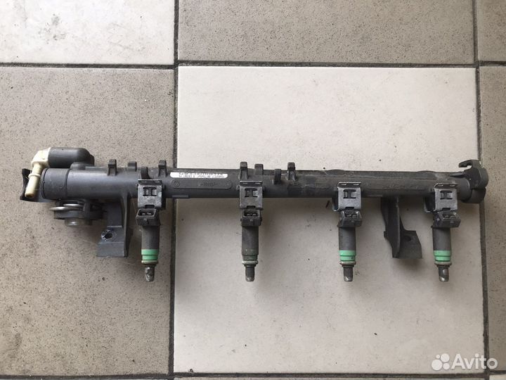 Топливная рампа в сборе Ford Focus 1.6