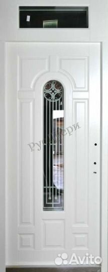 Белая парадная входная дверь с фрамугой со стеклом