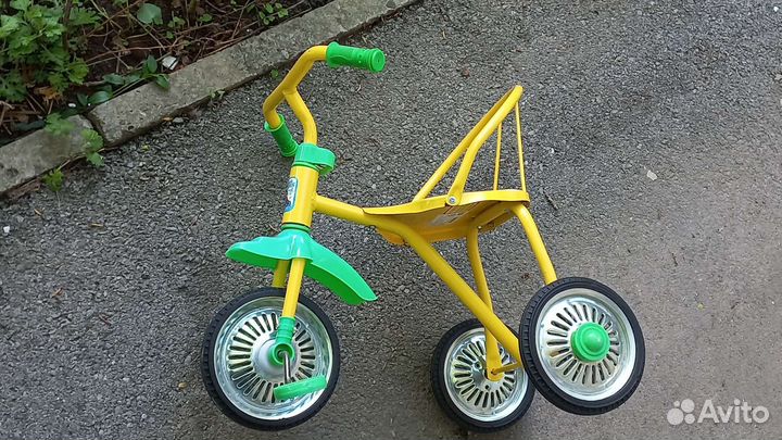 Детский трехколесный велосипед с ручкой