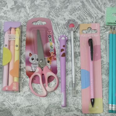Блокноты ручки фломастеры карандаши в школу