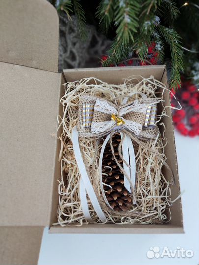 Новогоднее украшение на елку Шишка с бантом