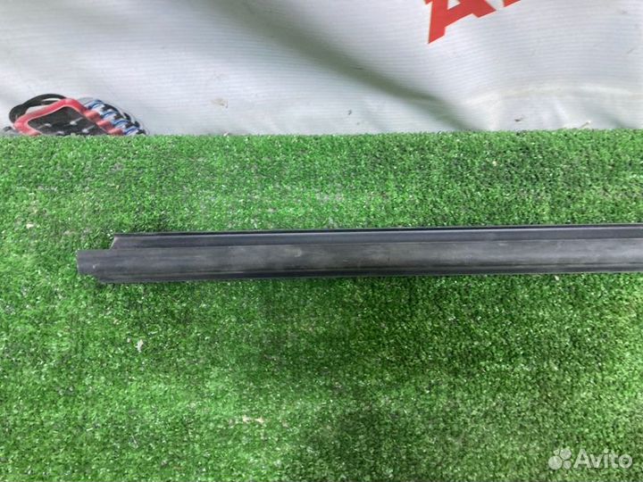 Накладка стекла передняя правая LADA Granta 2011