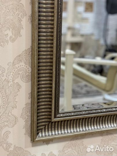 Зеркало настенное в деревянной раме