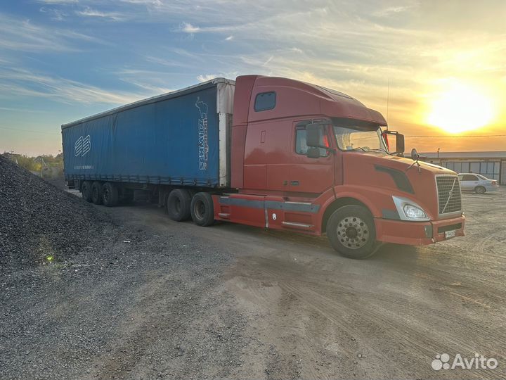 Volvo VNL с полуприцепом, 2003