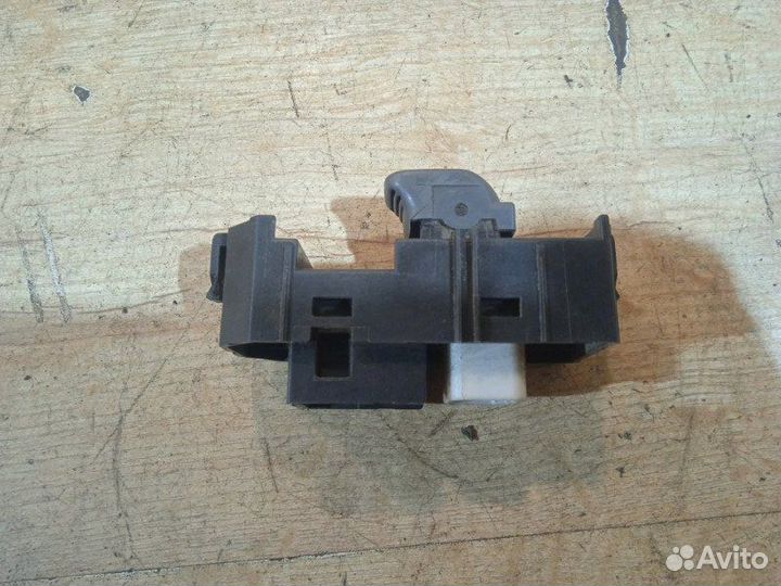 Кнопка стеклоподъемника передняя левая Toyota