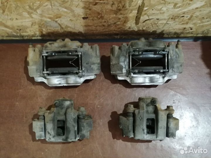 Суппорт тормозной задний левый Lexus GX460