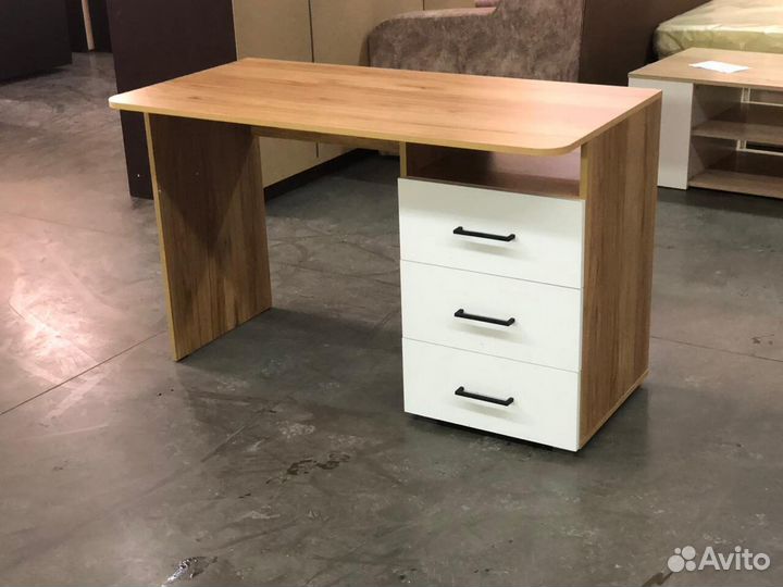 Письменный стол