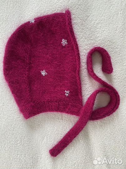 Шапка малиновая пух кролика с вышивкой