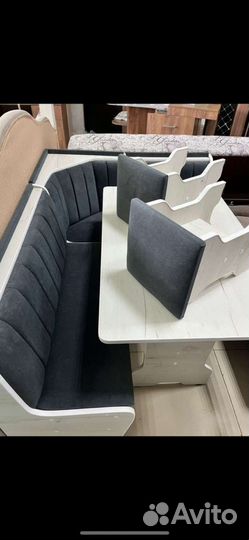 Кухонный уголок со столом и стульями