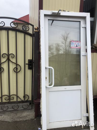 Дверь пластикова