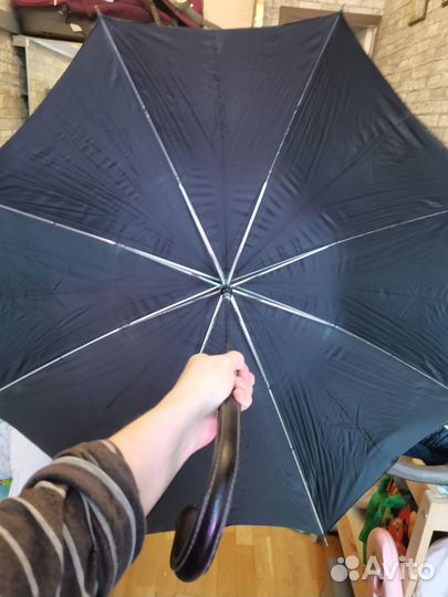 Старый зонт и подставка