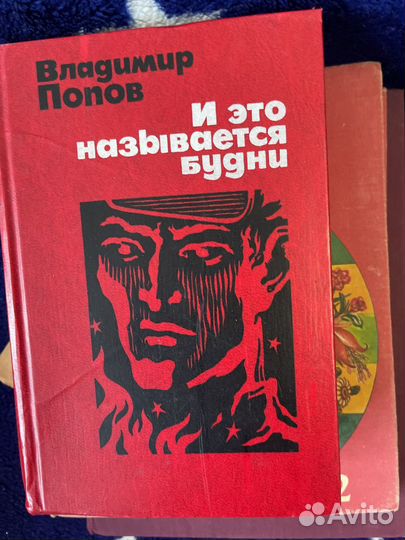 Книги очень много