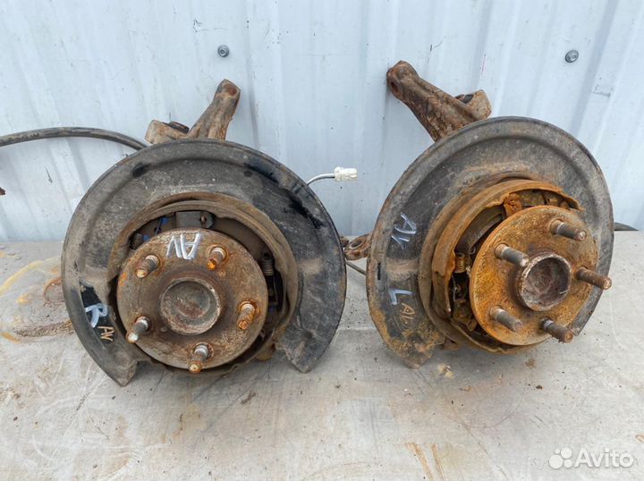 Кулак задний Тойота Авенсис T250 левый правый