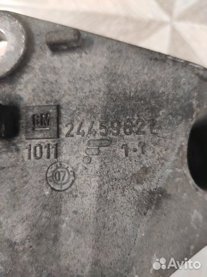 Кронштейн опоры двигателя Saab 9-3 вагон V-6 2008