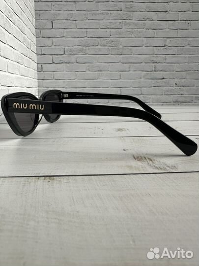 Солнцезащитные очки Miu Miu