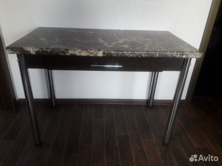 Стол кухонный