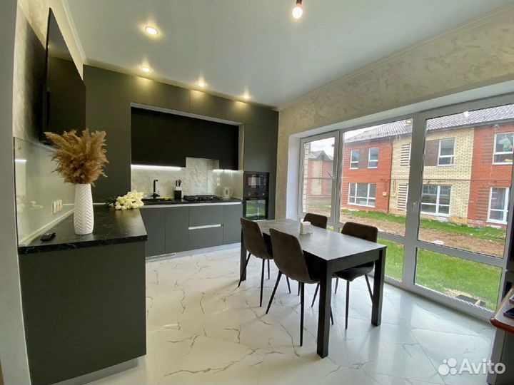 Кухня на заказ под потолок