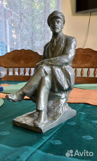 Бюст Ленин сидит на пеньке