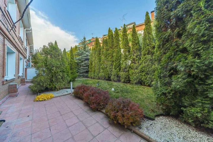 Дом 272 м² на участке 2,8 сот.