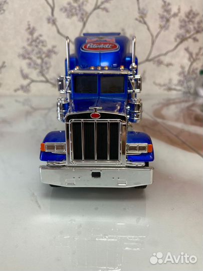 Модель тягача Peterbilt 379 Welly 1:32