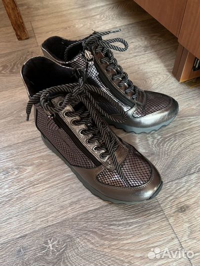 Продаю ботинки