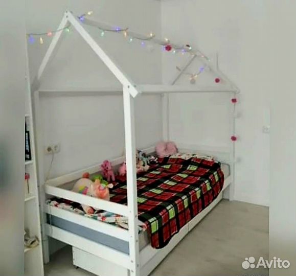 Кроватка Домик из массива дерева