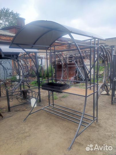 Железный мангал с крышей