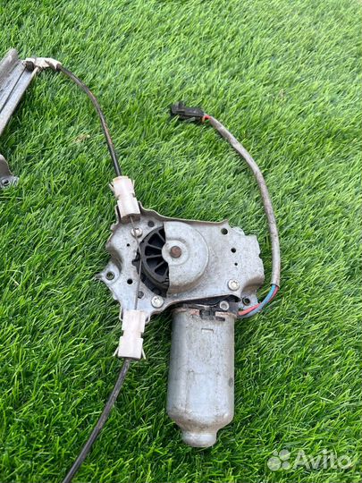 Стеклоподъемник передний левый primera p11