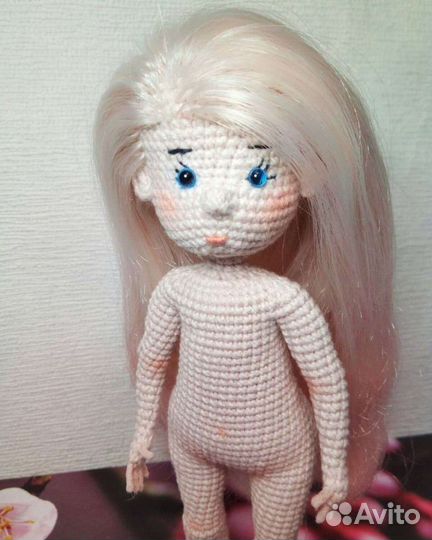 Вязаная кукла ручной работы