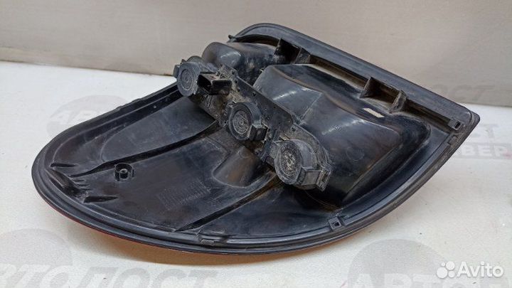 Фонарь задний правый Chrysler Voyager 3.3L V6 smpi