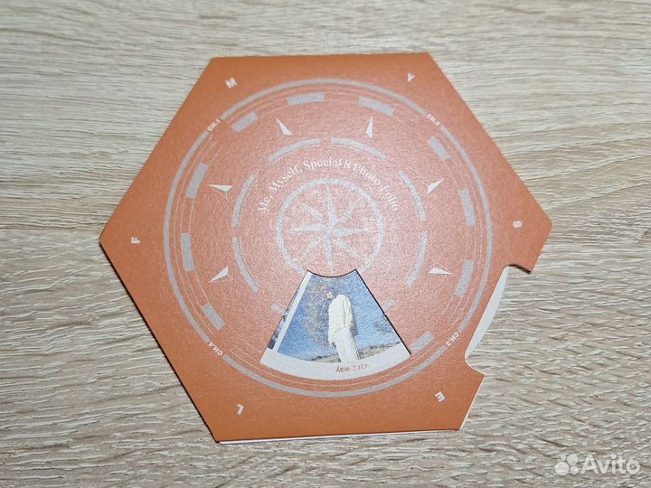 Компас из фотофолио Юнги