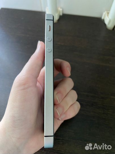 Телефон iPhone SE