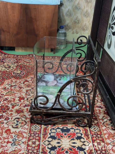 Стойка кованная навесная с аквариумом