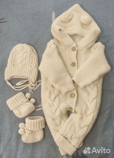 Комбинезон, шапка и пинетки