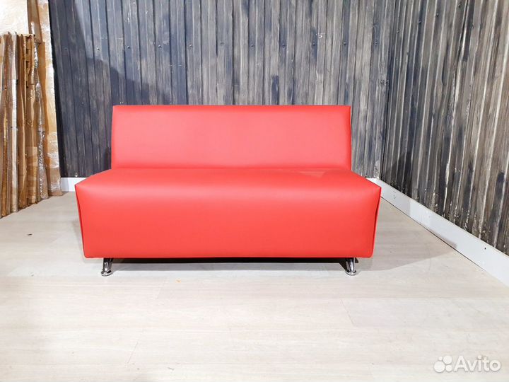 Диван красный