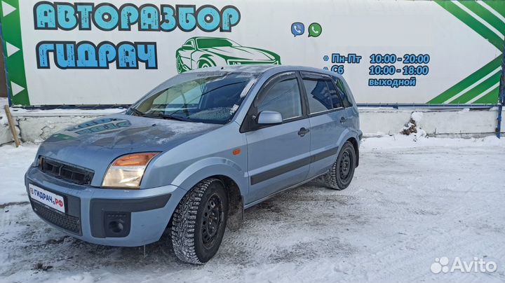 Фара противотуманная Ford Fusion 1209177. Сломаны крепления