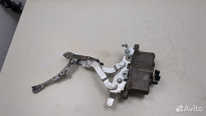 Петля капота Mercedes E W212, 2011