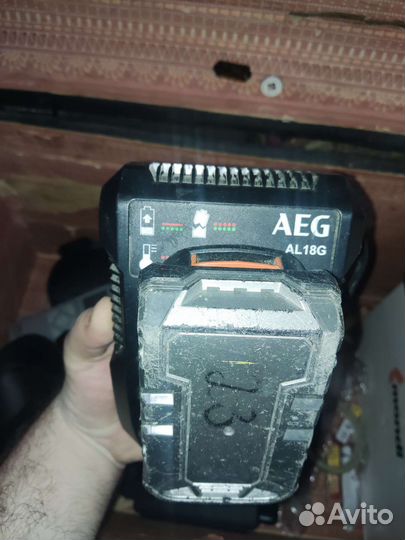 Зарядное устройство для шуруповерта AEG, Makita