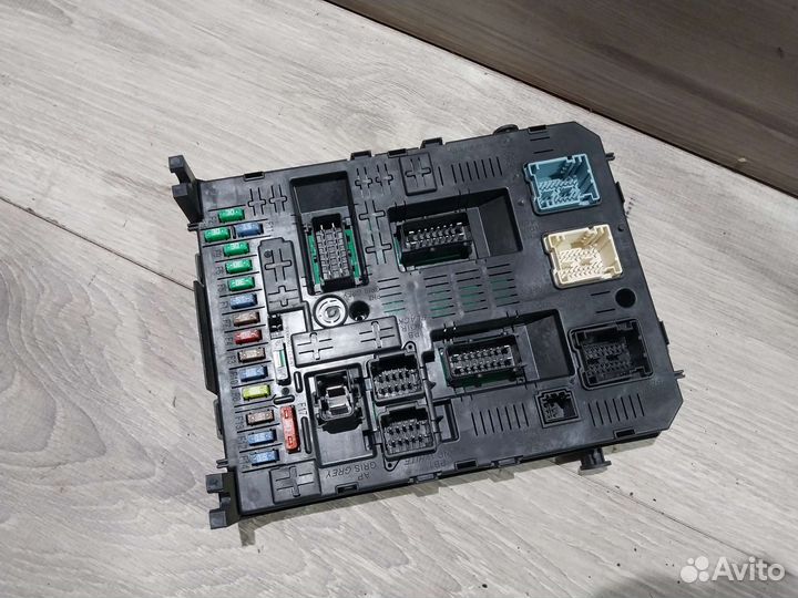 Блок предохранителей Peugeot 308 блок комфорта