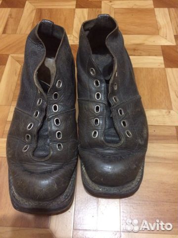 Лыжные ботинки и лыжи