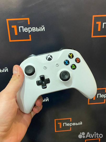 Xbox One S 1TB + джойстик + игры